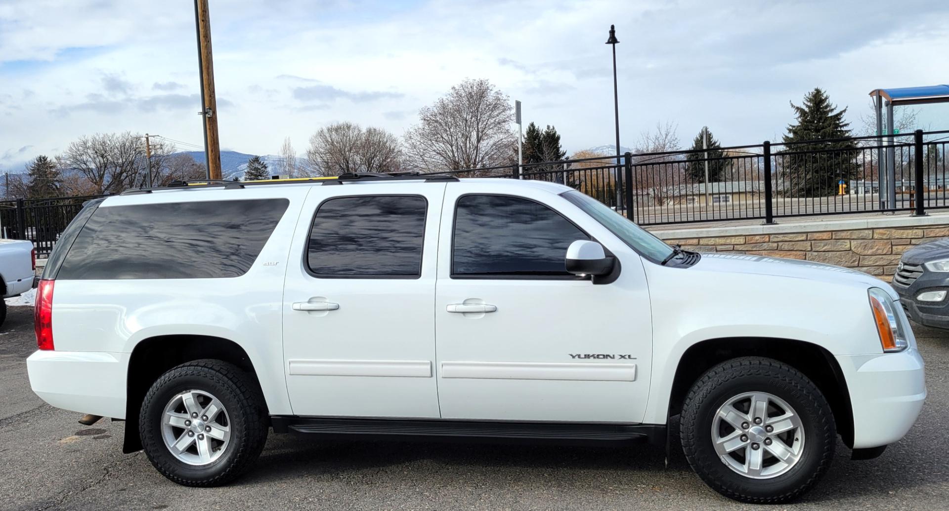 2011 White /Black GMC Yukon XL SLT SLT (1GKS2KE33BR) with an 5.3L V8 engine, 5 Speed Automatic transmission, located at 450 N Russell, Missoula, MT, 59801, (406) 543-6600, 46.874496, -114.017433 - Nice 4WD SUV. 5.3L V8. 3rd Row Seating. Power Sunroof. Rear Entertainment. Heated Leather Seats. Air. Cruise. Tilt. Power Windows and Locks. Running Boards. Towing. Clean Carfax. - Photo#4